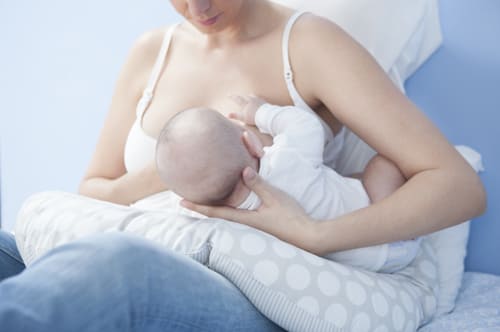 赤ちゃんに授乳中の女性画像