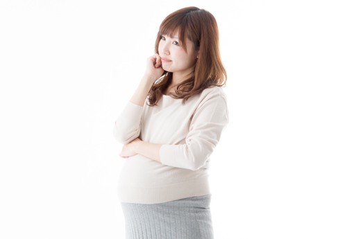 妊娠中の安定期について考える女性