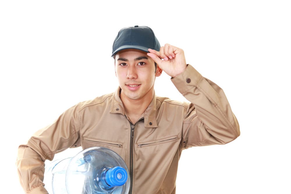 水ボトルを配送する男性 ウォーターサーバーの配送や送料について